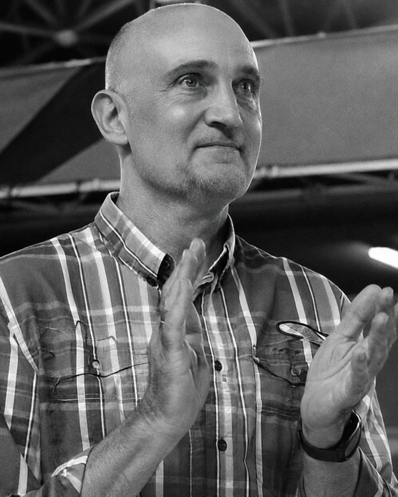 Urbano González Escapa aplaudiendo en el pabellón